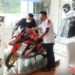 Wing Sales People (WSP) Dealer Honda Agung Motor 1 Cianjur sedang menjelaskan fitur-fitur unggulan Honda CBR250RR kepada konsumen