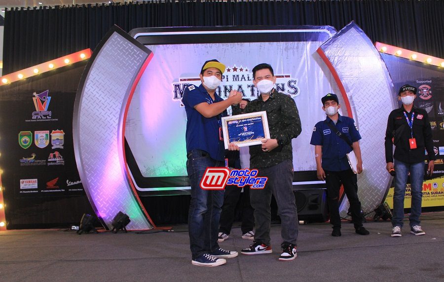 Kanan (Wendy Ansa-Procomm Manager OPI Mall) Menerima Plakat Dari Raiyen (Kabiro Motostylerz Sumbagsel)