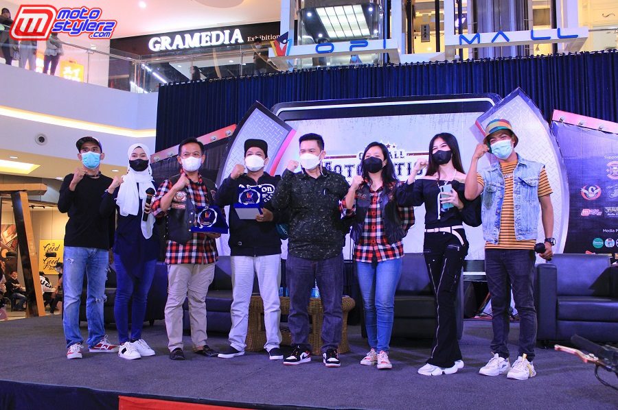 Penyerahan Plakat Kepada Perwakilan PMS & SMOC Selaku Komunitas Yang Dituakan Di Palembang, Didampingi Wendy Ansa (OPI Mall) serta Bro Yayan feat Nabila (MC)