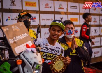 Ekpresi Senang Zidane Menatap Langsung Hadiah Kawasaki KLX Dari BOS Junior Motocross