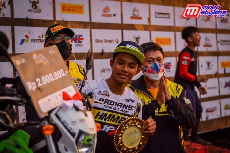 Ekpresi Senang Zidane Menatap Langsung Hadiah Kawasaki KLX Dari BOS Junior Motocross