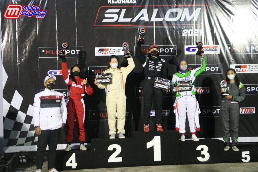 Fachri (Perwakilan Toyota Gazoo Racing) Mendampingi Podium Kelas Wanita