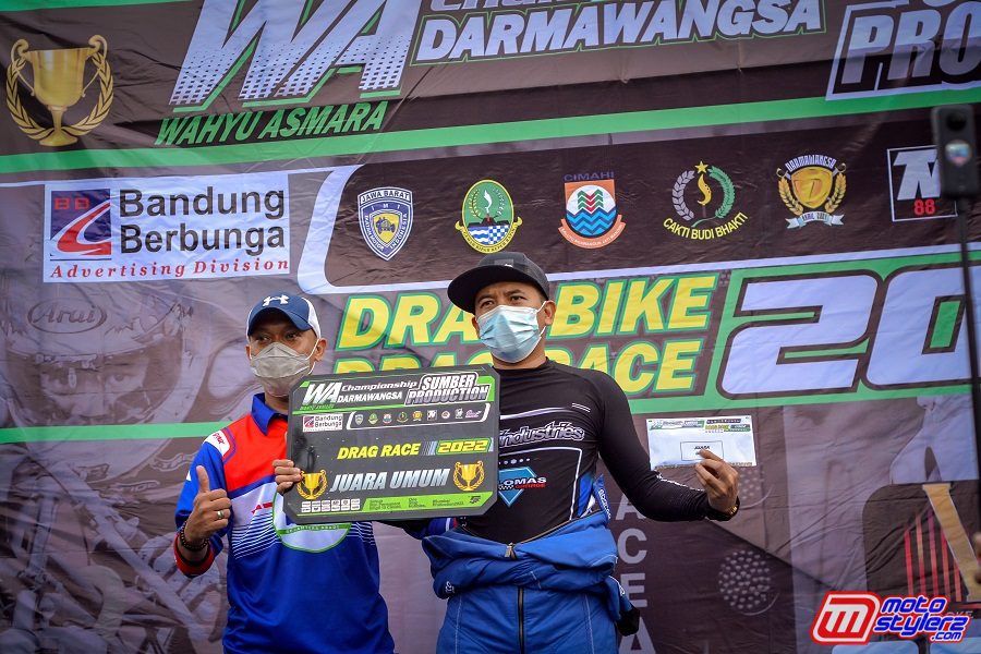 Letkol Inf. Wahyu Asmara Menyerhkan Hadiah Juara Umum Kepada Deni Donut
