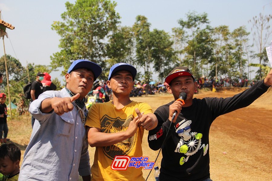 Kang Atuy (Kiri), Didampingi Om Soni (Seklom Idola) & Eka Edoardo (Race Commentator)