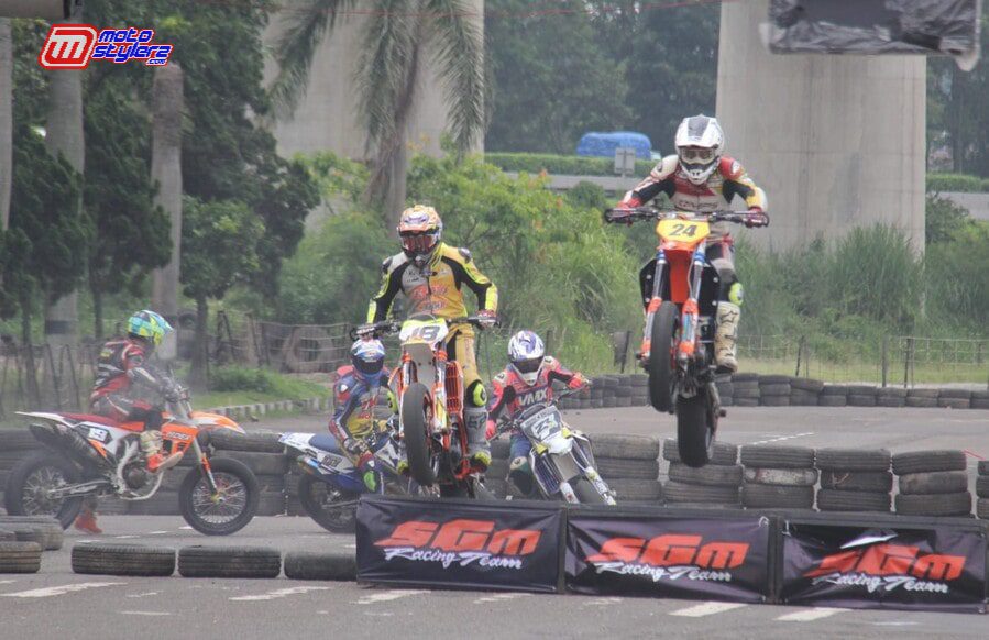 5 Kelas Supermoto-Sukses Manjakan Ribuan Penonton, Hadiahnya Special