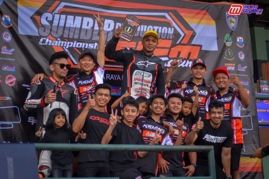 Bersama Tim Saat Menjuarai Supermoto Built Up 250cc Komunitas