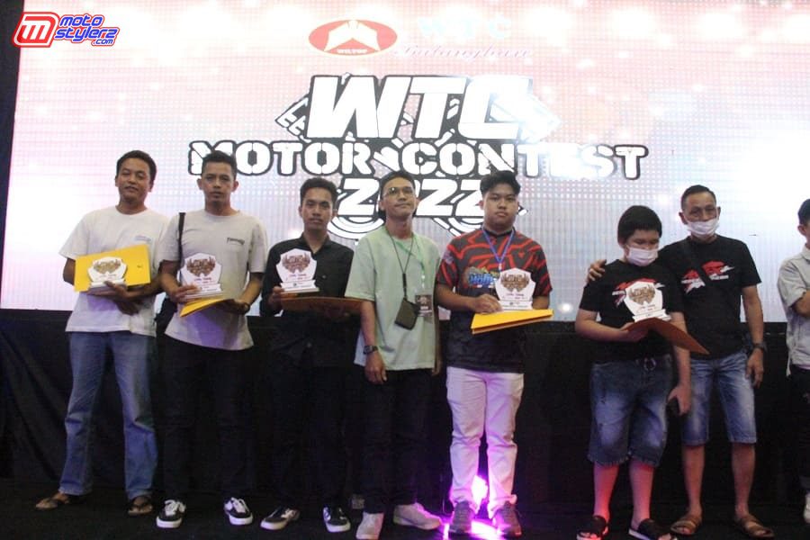 Juara Kategori Fashion Modif, Diserahkan Oleh Bro Bisma (Digital Marketing & Desain Grafis)
