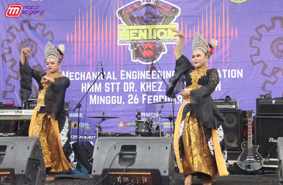 Dibuka Tarian Tradisional