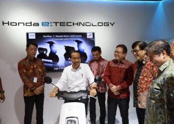 Presiden RI, Ir. Joko Widodo Mencoba Motor listrik Honda EM1 e Ditemani Direksi PT Astra Honda Motor Pada Gelaran IIMS 2023.
