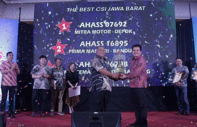 AHASS Mitra Motor (Depok) Raih  The Best CSI H23 Jawa Barat, Diserahkan Oleh Lerri Gunawan Chief Operating Officer PT Daya Adicipta Motora