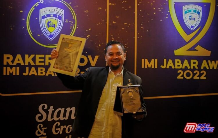 H. Supriyono, Marketing Executive Officer Pikoli Menerima Penghargaan Sponsorship IMI Jabar Award 2022