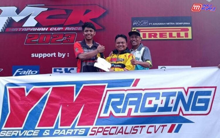 Yodi Rustandi (Owner) YM Racing Menyerahkan Langsung Bonus Bagi JU Mix Rider & JU Pemula 20 Tahun Even MCR Tulungagung