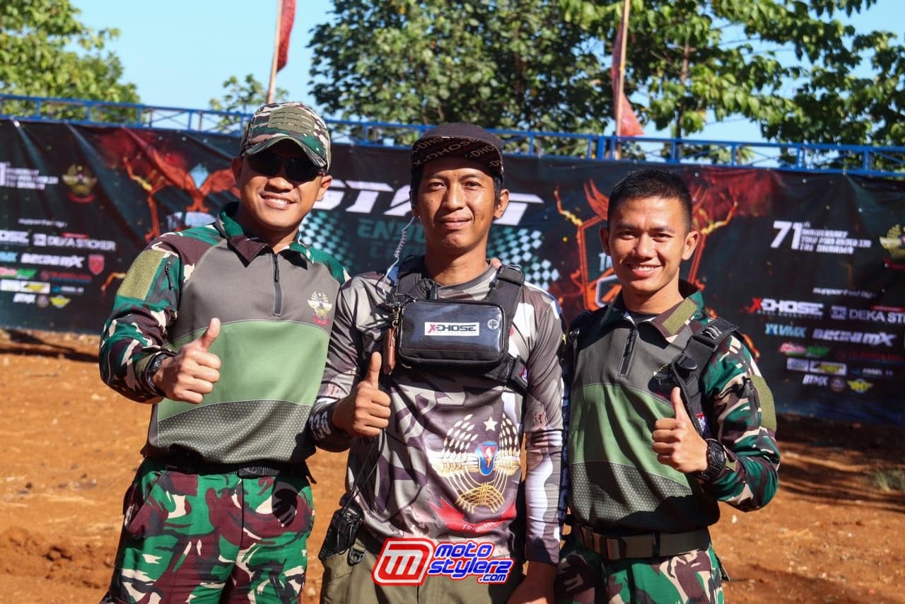Kiri (Danyonif PR 330TD yakni Mayor Inf Dedy Pungky), ditemani Ketua Pelaksana Kapten Inf Barcel Fainnaka & Conceptor Juan Trail Kabut Salju