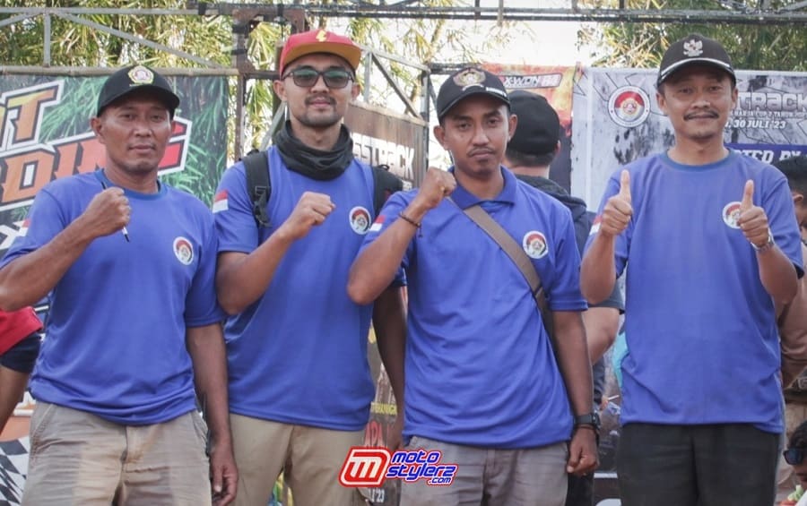 Kepala Desa Sukahrja (Abdul Mutholib) Bersama Ketua Pelaksana (Nana Supriatna) & Official
