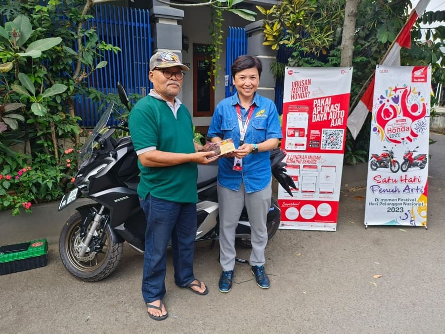 General Manager Honda Customer Care Centre (HC3) DAM, Fenny Hasibuan turut serta menemani layanan servis visit yang dilakukan di rumah konsumen setia Honda