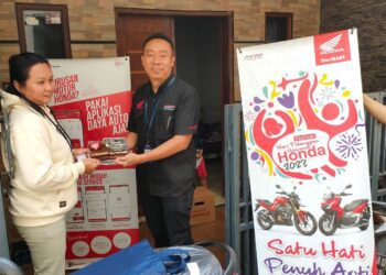 General Manager Motorcycle Sales, Marketing, & Logistic PT Daya Adicipta Motora Handi turut serta menemani pengantaran Sepeda Motor Honda sampai ke rumah konsumen loyal Honda