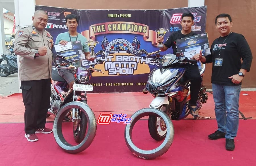 The Best Of Show Non Pro & The Best Of Show Pro Diserahkan Oleh Ismail Phatoni (Ketua Penyelenggara) & Aipda H Erickson