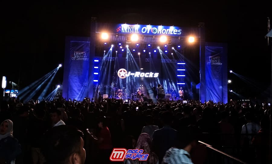 Penampilan J-dari Rocks dihadapan 4000 masyarakat Kotamobagu
