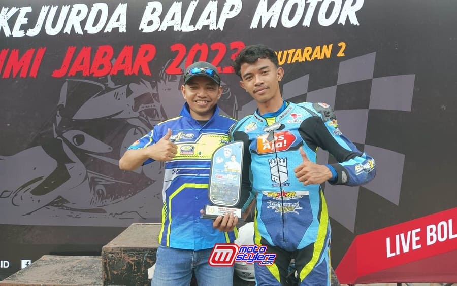 Arief Rahmaladi (Owner) Bersama Azara Saat Podium Turun di kelas Bebek 4T 150cc Exper