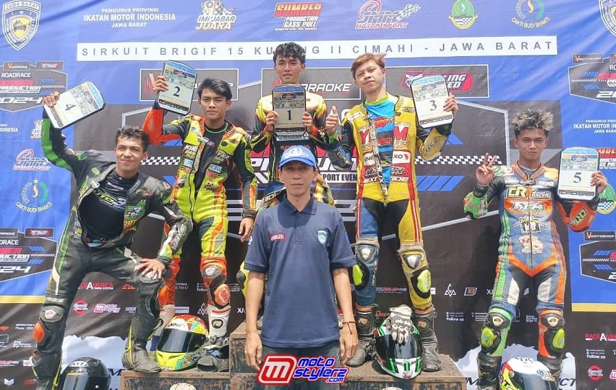 Adjat Sudrajat (Juri IMI Jabar) Saat Menemani Jawara Road Race Cimahi