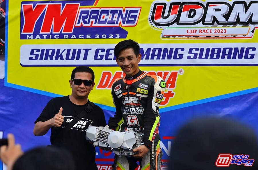 Robby Rizaldi-Sukses Sabet 2 Tropi JU, Langsung Boyong Mesin Anima 150 FLX, Diserahkan Oleh Ricky Hariyadi (GM Products & Marketing PT Daytona Azia)