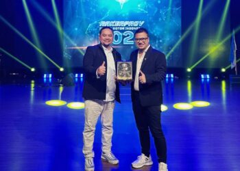 H. Supriyono, Marketing Executive Officer PT Abadi Kokoh Insani, Produsen Pikoli Oil Menerima Penghargaan IMI Jabar Award-Diserahkan Oleh DMS (Ketua IMI Jabar)
