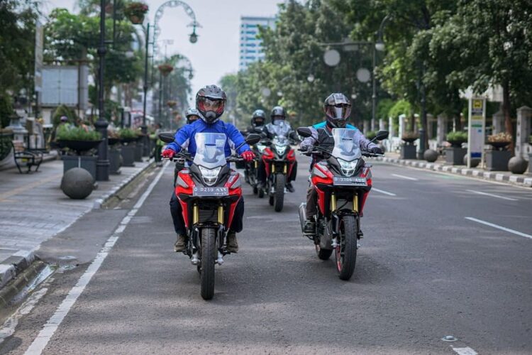 Cara Aman Mendahului Kendaraan di Jalan Raya